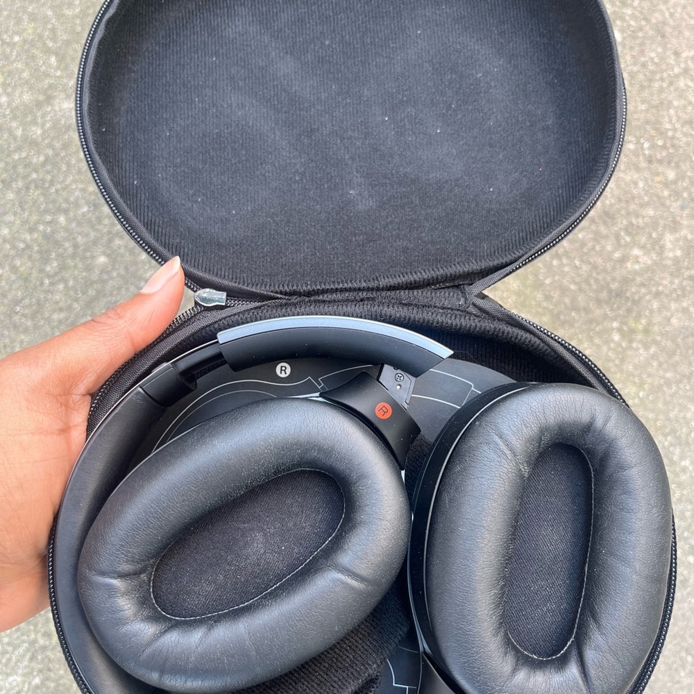 Sony Black Headphones with Zippered Pouch - Picture 2 of 5